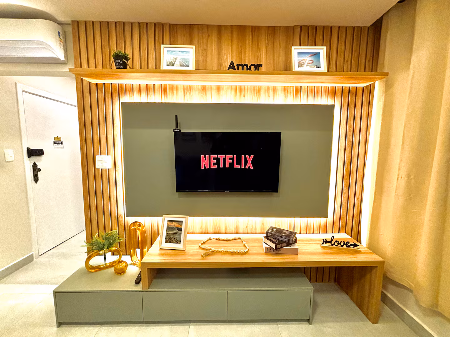 Detalhe da sala com TV Netflix
