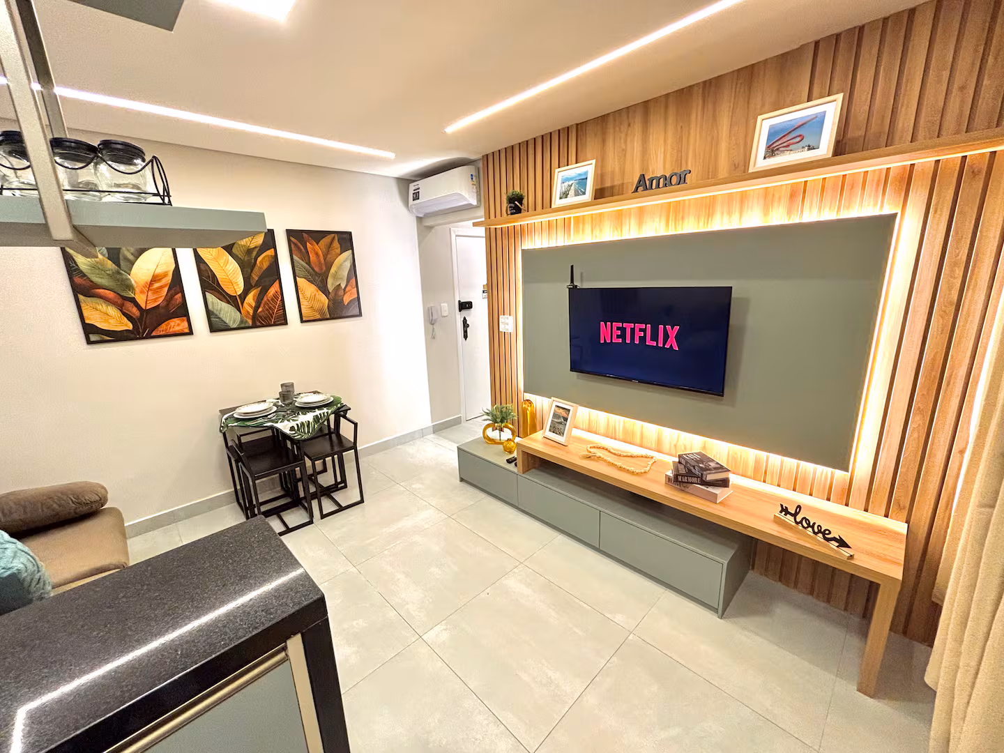 Sala com TV e sofá